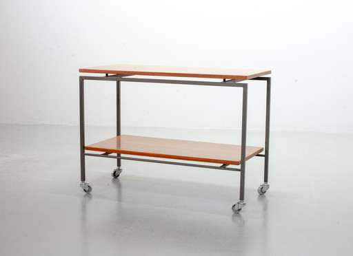 Minimalistische Stiemsma Verrijdbare Bijzettafel / Trolley met Twee Teak Lagen op een Zwart Stalen Frame. Nederland, jaren 60.