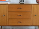 Vintage dressoir met houten handvaten