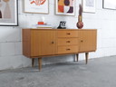 Vintage dressoir met houten handvaten