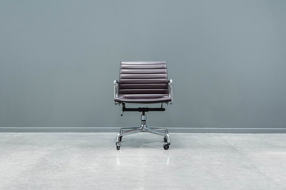 Image 1 of Eames EA117 bureaustoel