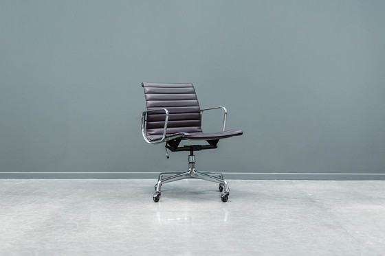 Image 1 of Eames EA117 bureaustoel