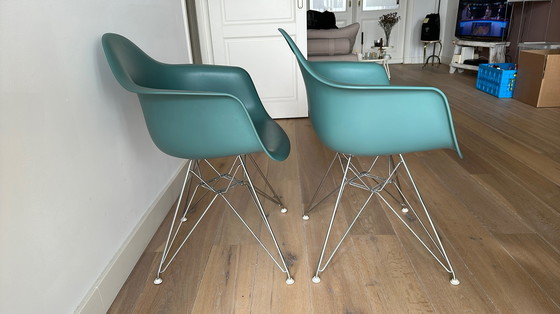 Image 1 of 2x Eames Vitra DAR kuipstoelen ( kleur Oceaan)