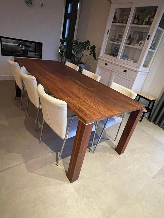 Image 1 of Bert Plantagie geoliede notenhouten eettafel