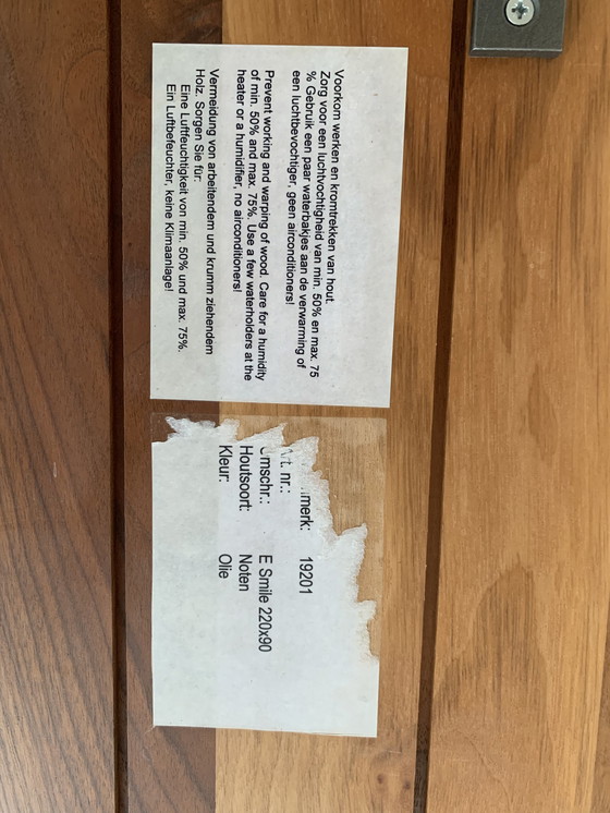 Image 1 of Bert Plantagie geoliede notenhouten eettafel