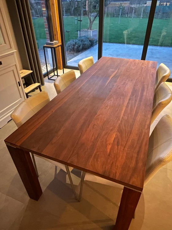 Image 1 of Bert Plantagie geoliede notenhouten eettafel