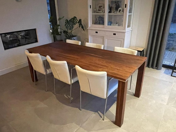 Image 1 of Bert Plantagie geoliede notenhouten eettafel