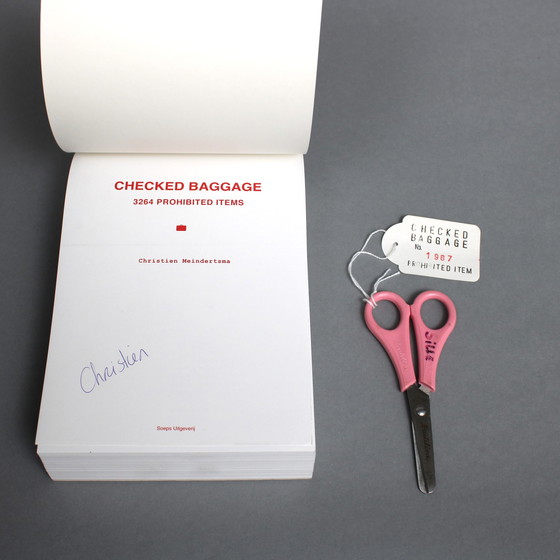 Image 1 of Checked Baggage, 3264 prohibited Items - Christien Meindertsma - gesigneerde 1e druk