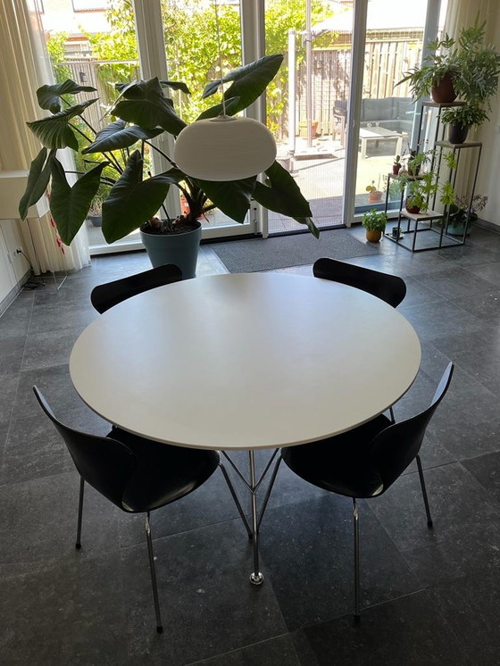 Image 1 of Kartell tafel + 5x Fritz Hansen vlinderstoel