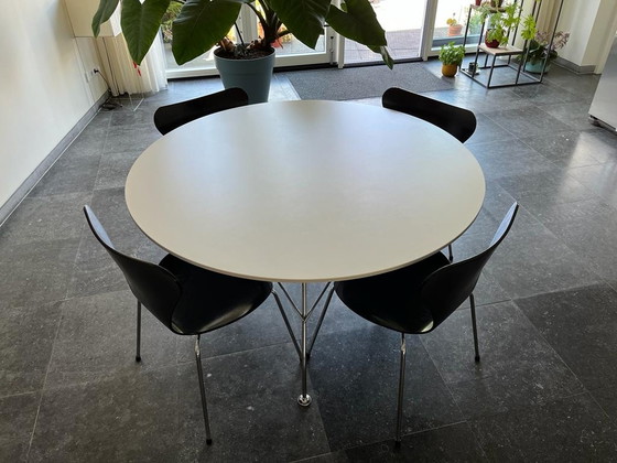 Image 1 of Kartell tafel + 5x Fritz Hansen vlinderstoel