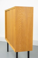 Klein eiken kastje met schuifdeuren, jaren 60