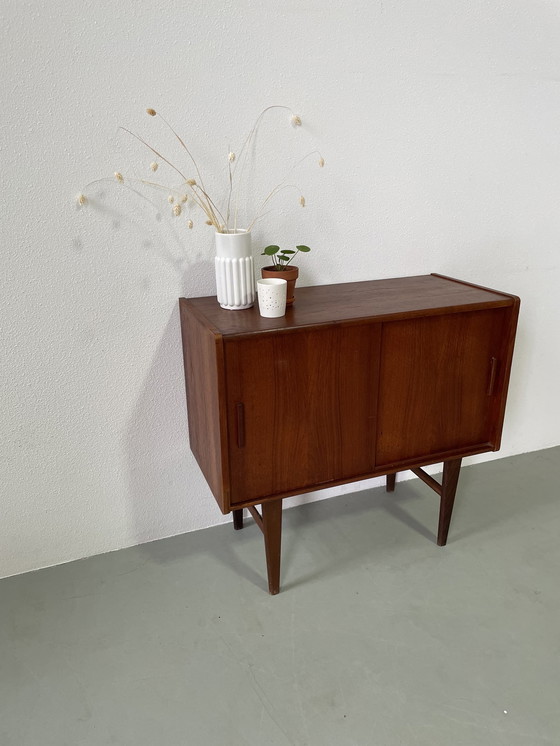 Image 1 of Teak sideboard schuifdeurtjes