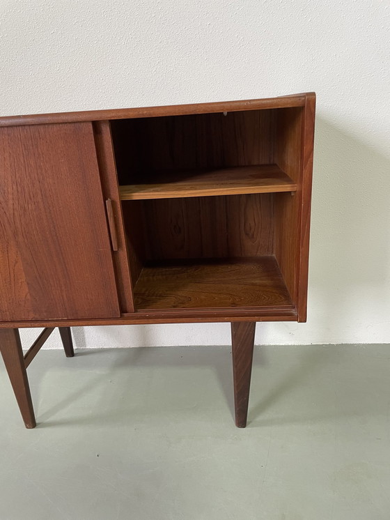 Image 1 of Teak sideboard schuifdeurtjes