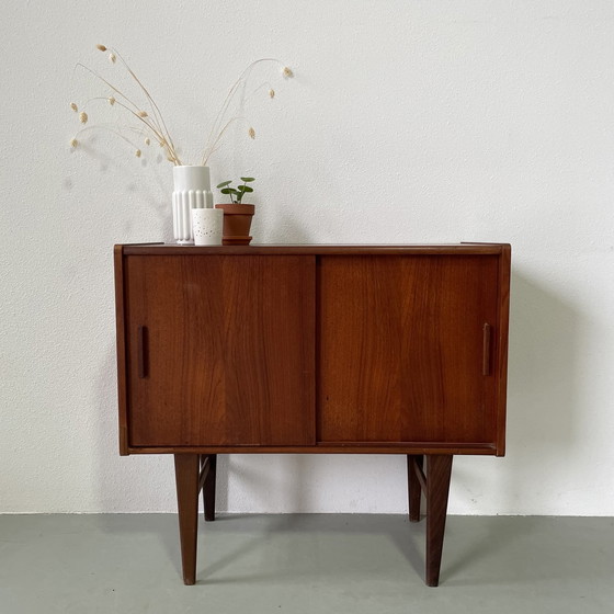 Image 1 of Teak sideboard schuifdeurtjes