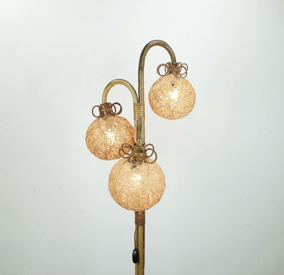 Image 1 of zeldzame mid century driepoot VLOERLAMP bamboe rotan jaren '50 Hawaii Tiki tijdperk 3 tinten