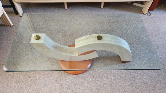 Image 1 of Vintage marmeren salontafel met glasplaat en hout accententen