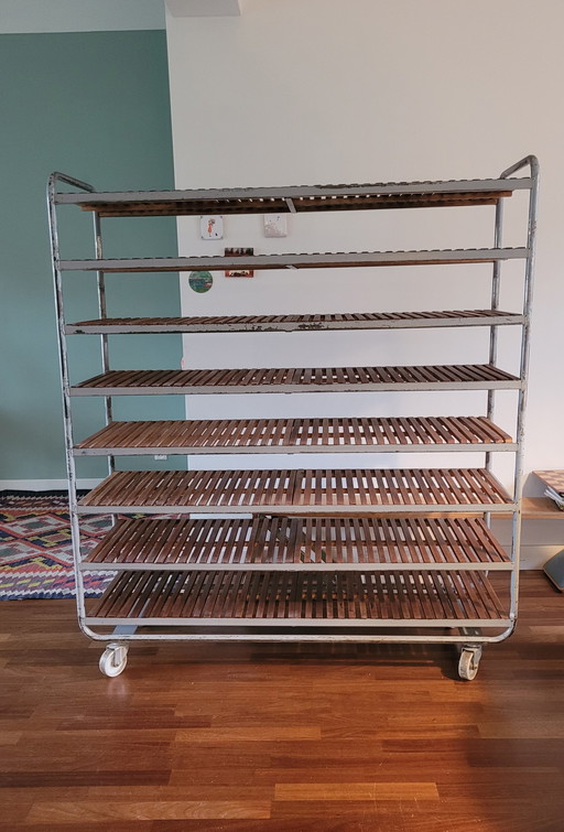 Industriële vintage bakkerskast