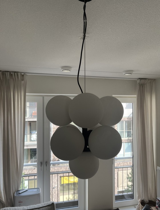 Image 1 of Moderne Bollen hanglamp met zwart frame