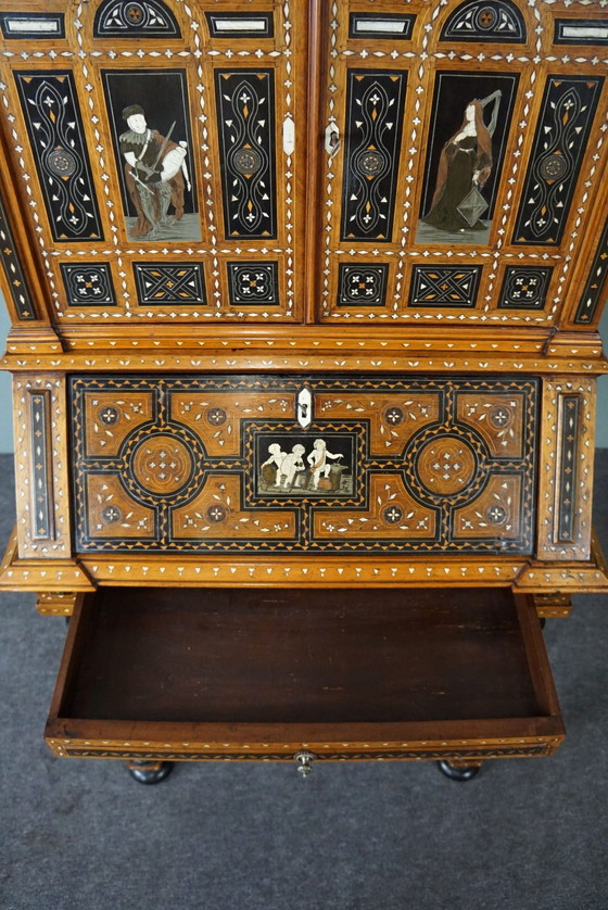 Image 1 of Gedecoreerde Noord Italiaanse secretaire