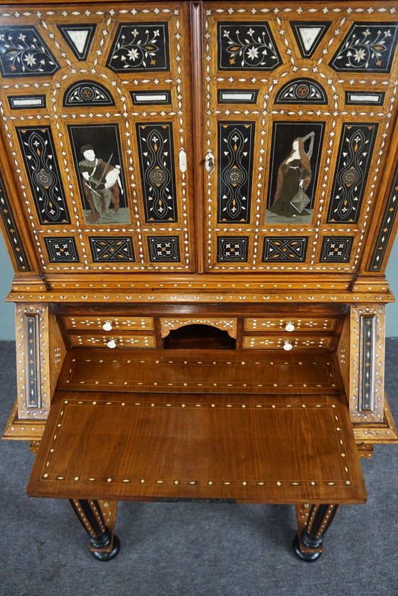 Image 1 of Gedecoreerde Noord Italiaanse secretaire