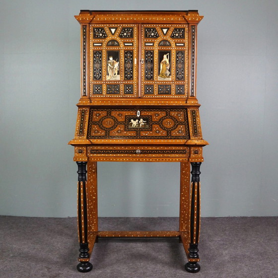 Image 1 of Gedecoreerde Noord Italiaanse secretaire