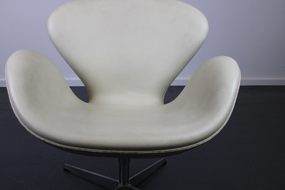 Image 1 of Fritz Hansen Swan Chair, Ivoor leer