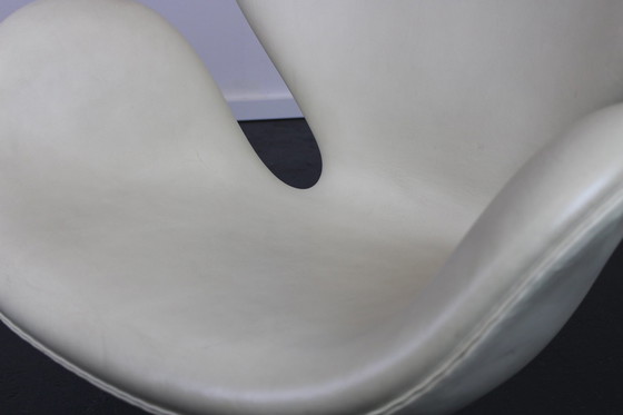 Image 1 of Fritz Hansen Swan Chair, Ivoor leer