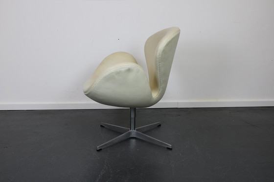 Image 1 of Fritz Hansen Swan Chair, Ivoor leer