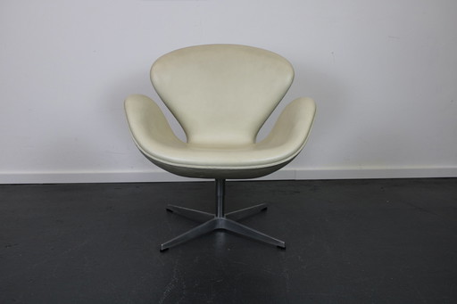 Fritz Hansen Swan Chair, Ivoor leer