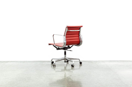 Image 1 of Eames EA117 bureaustoel