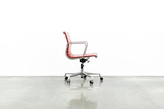 Image 1 of Eames EA117 bureaustoel