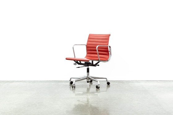 Image 1 of Eames EA117 bureaustoel