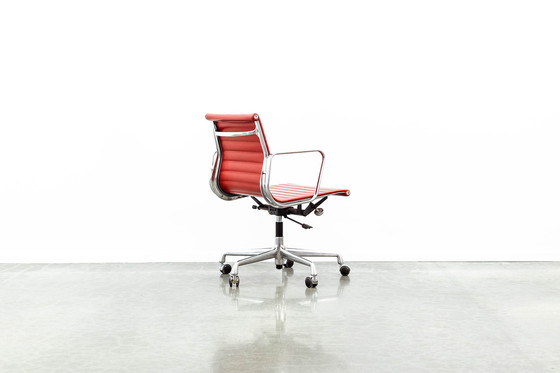 Image 1 of Eames EA117 bureaustoel