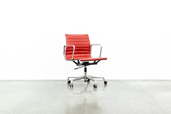 Image 1 of Eames EA117 bureaustoel