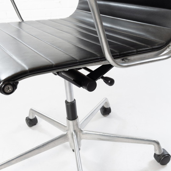 Image 1 of Vitra EA119 Bureaustoel leder / geborstel aluminium