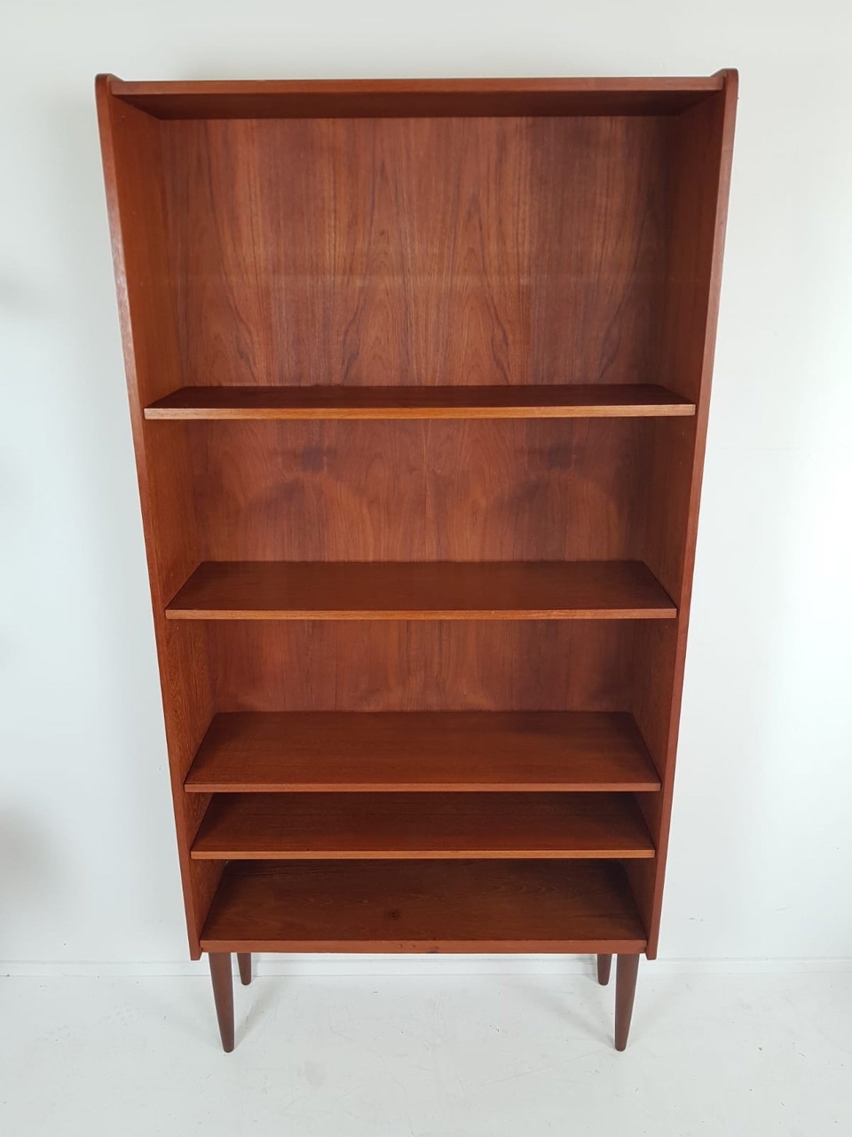 Vintage hoge Deense boekenkast