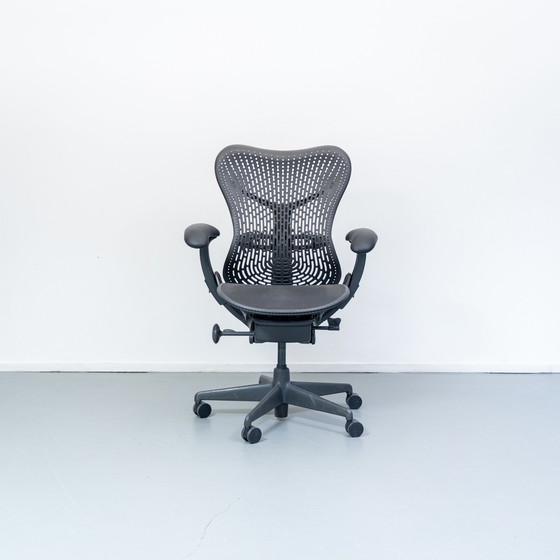 Image 1 of 30x Herman Miller Mirra 1 bureaustoelen