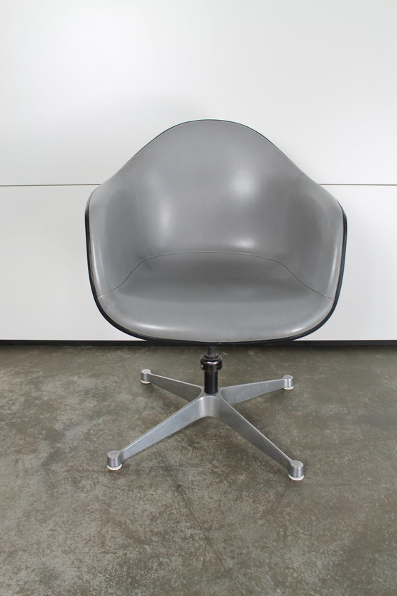 Image 1 of 3x Herman Miller fauteuils met hoge rugleuning