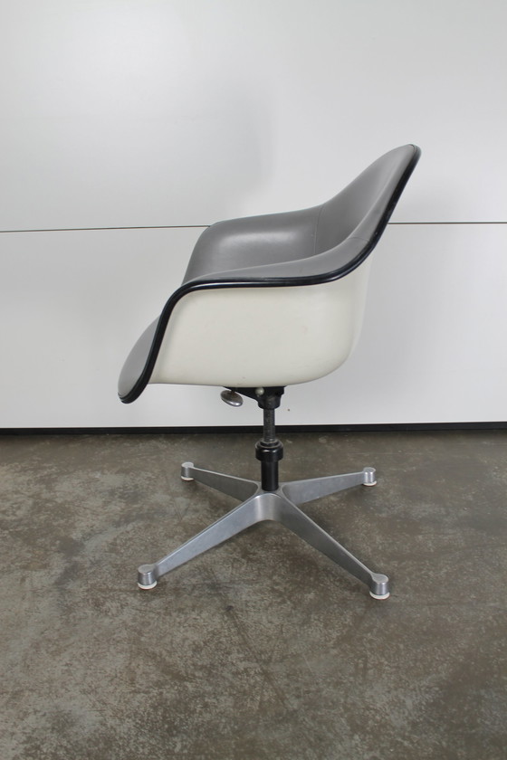 Image 1 of 3x Herman Miller fauteuils met hoge rugleuning