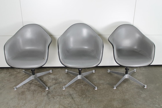 Image 1 of 3x Herman Miller fauteuils met hoge rugleuning