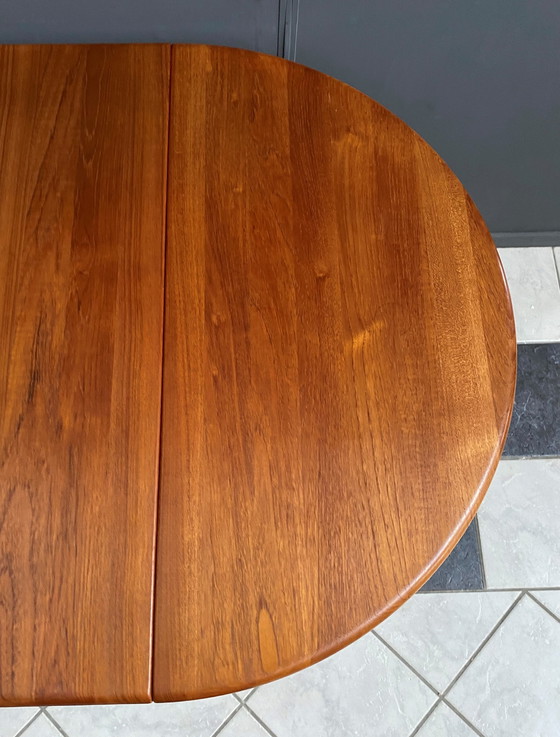 Image 1 of Teakhouten ronde of ovale eettafel jaren 60 By Design Handwerk Denemarken