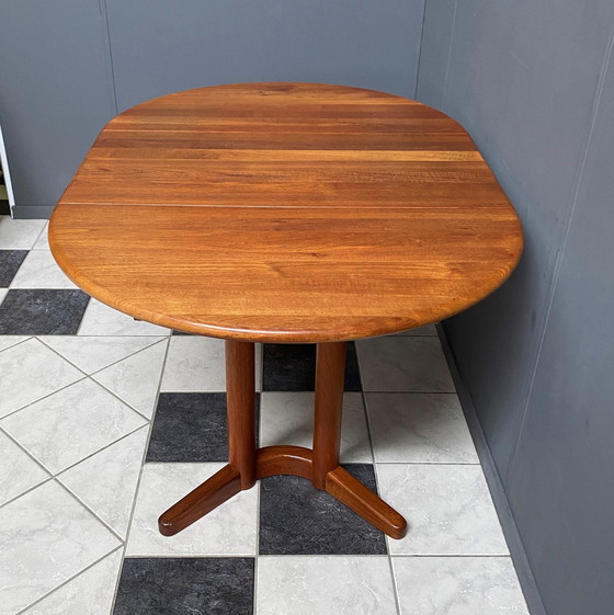 Image 1 of Teakhouten ronde of ovale eettafel jaren 60 By Design Handwerk Denemarken