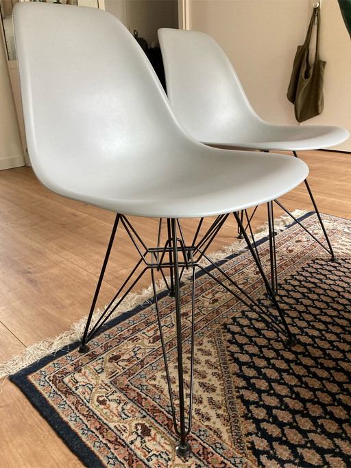 2x Vitra Eames kunststof stoel