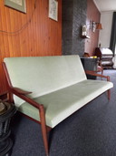 Vintage bankstel + twee fauteuils met lichtgroene velours bekleding