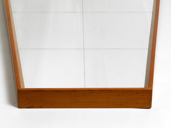 Image 1 of Mooie grote Mid Century wandspiegel in trapeziumvorm met een massief kersenhouten frame