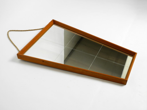 Mooie grote Mid Century wandspiegel in trapeziumvorm met een massief kersenhouten frame