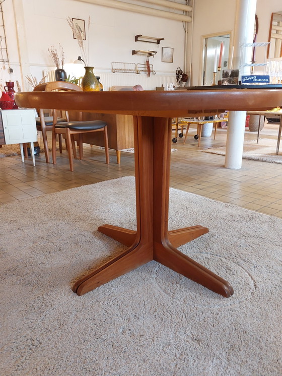 Image 1 of Deens design eettafel rond teak jaren 70 verlengbaar