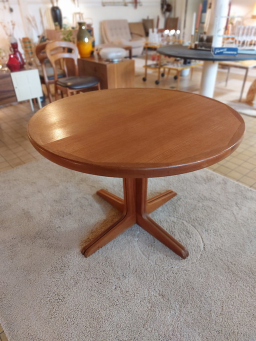 Deens design eettafel rond teak jaren 70 verlengbaar