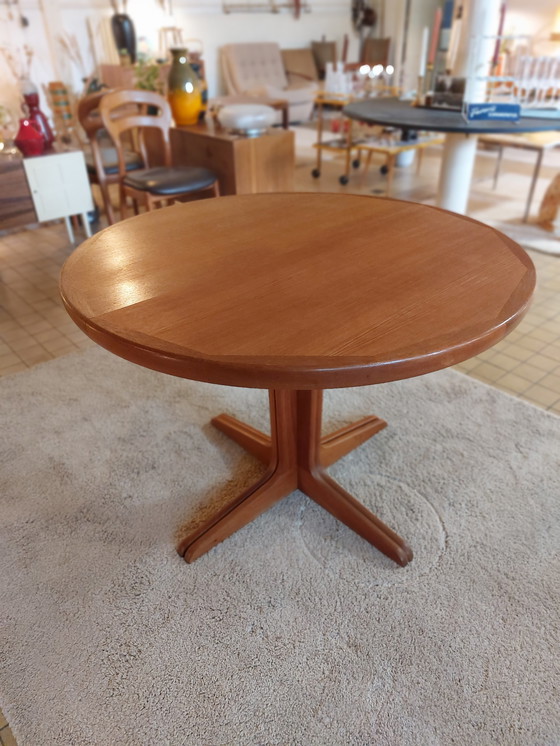 Image 1 of Deens design eettafel rond teak jaren 70 verlengbaar