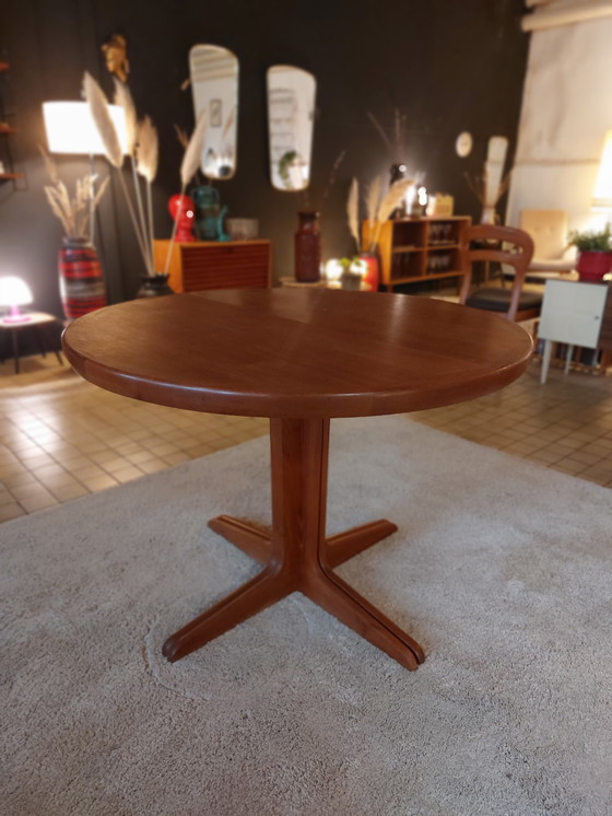 Image 1 of Deens design eettafel rond teak jaren 70 verlengbaar