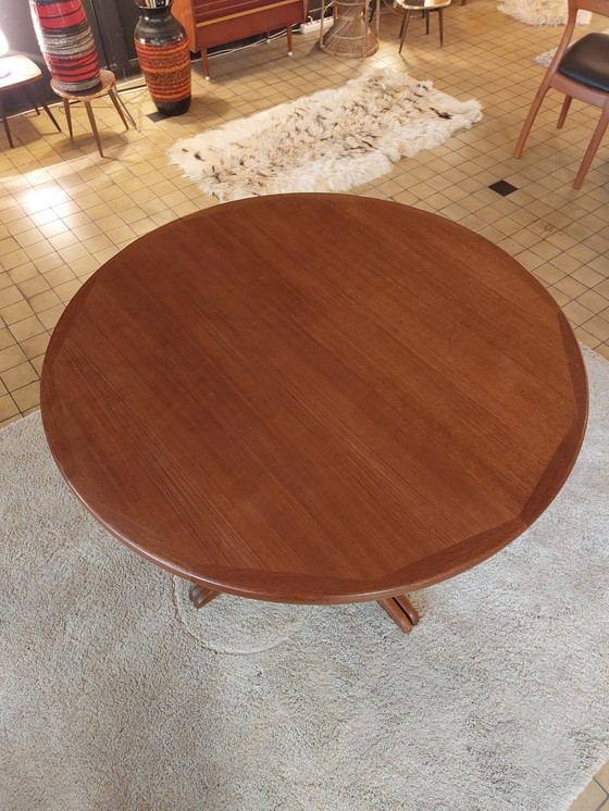 Image 1 of Deens design eettafel rond teak jaren 70 verlengbaar